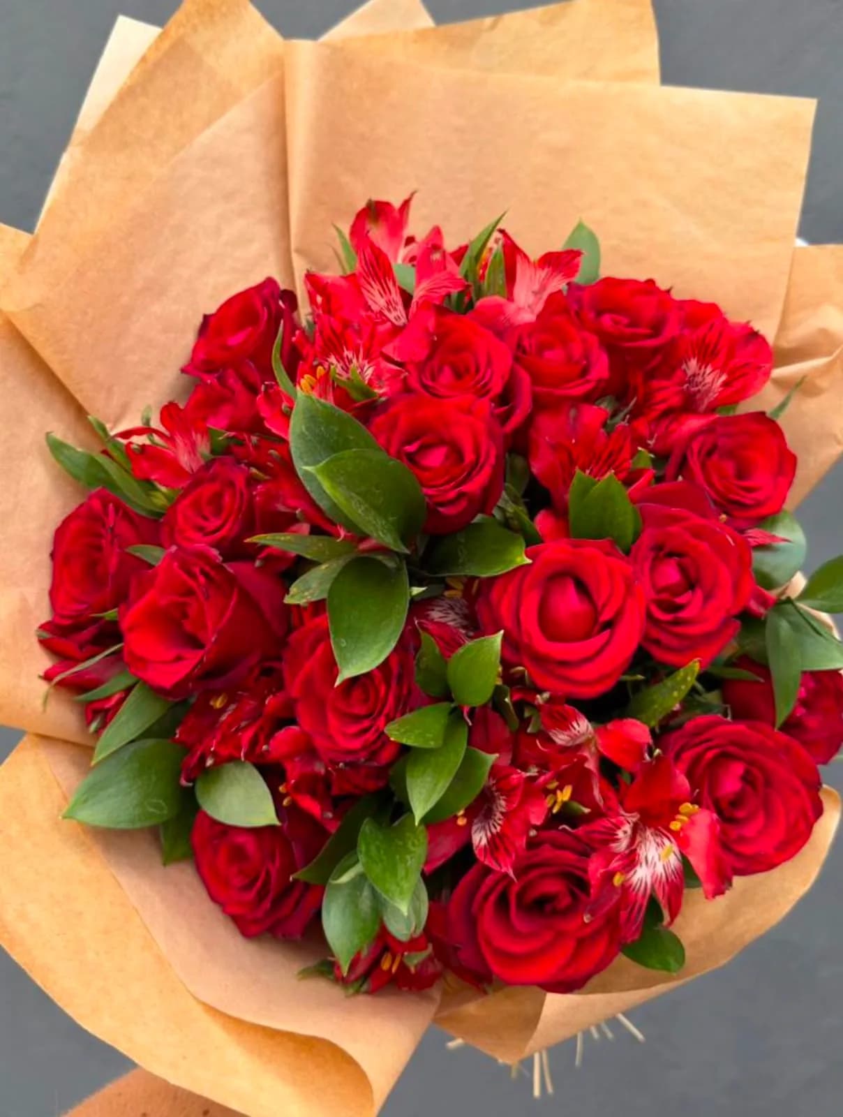 Buquê Rosas Nacionais Vermelhas e Alstroemérias